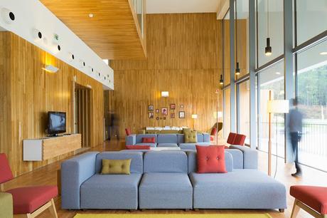 Restauración de un hotel en Portugal diseñado como un refugio de montaña Restauración de un hotel en Portugal diseñado como un refugio de montaña