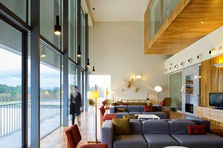 Restauración de un hotel en Portugal diseñado como un refugio de montaña Restauración de un hotel en Portugal diseñado como un refugio de montaña