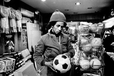 The Bob Marley Story (Spanish Subtitules). Una vida para la música, el compromiso y ... el fútbol.