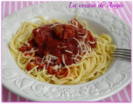 ESPAGUETIS CON RAGÚ DE ALBÓNDIGAS