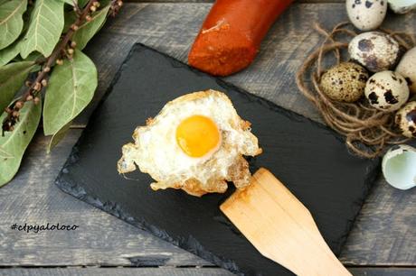 Bocadillo de farinato con huevo de codorniz