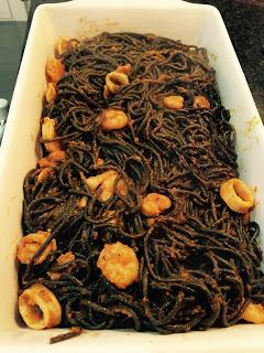 Espaguettis all nero di sepia con gambas y vieiras Espaguettis all nero di sepia con gambas y vieiras