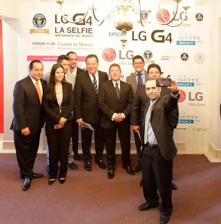 LG quiere romper el record de la selfie más grande del mundo en México Press-Selfie0159