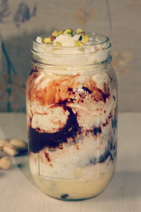 BIZCOCHO BICOLOR EN TARROS CON PISTACHOS Y NATA BIZCOCHO BICOLOR EN TARROS CON PISTACHOS Y NATA