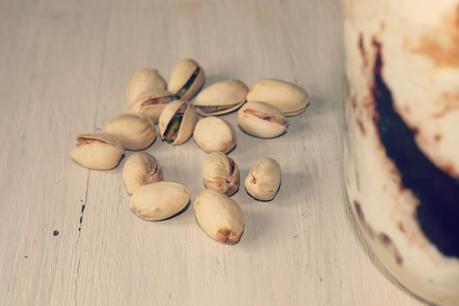 BIZCOCHO BICOLOR EN TARROS CON PISTACHOS Y NATA BIZCOCHO BICOLOR EN TARROS CON PISTACHOS Y NATA