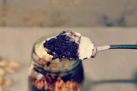 BIZCOCHO BICOLOR EN TARROS CON PISTACHOS Y NATA BIZCOCHO BICOLOR EN TARROS CON PISTACHOS Y NATA