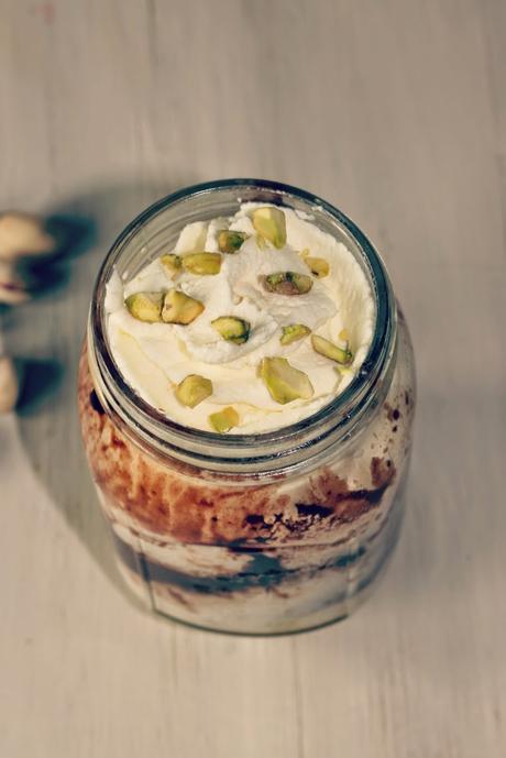 BIZCOCHO BICOLOR EN TARROS CON PISTACHOS Y NATA BIZCOCHO BICOLOR EN TARROS CON PISTACHOS Y NATA