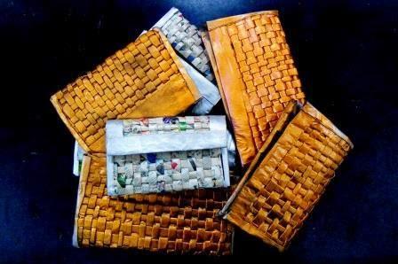Una cartera con material reciclado Una cartera con material reciclado