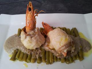 Rollitos de pescado y langostinos con champiñones