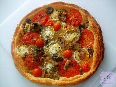 Pizza de hojaldre con queso de cabra, tomate y champiñones Pizza de hojaldre con queso de cabra, tomate y champiñones