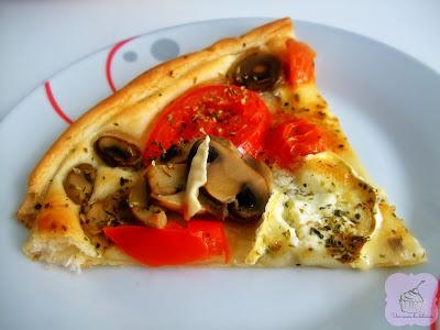 Pizza de hojaldre con queso de cabra, tomate y champiñones Pizza de hojaldre con queso de cabra, tomate y champiñones