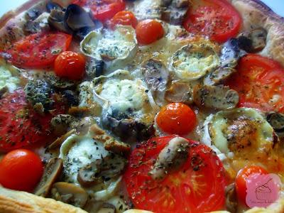 Pizza de hojaldre con queso de cabra, tomate y champiñones Pizza de hojaldre con queso de cabra, tomate y champiñones