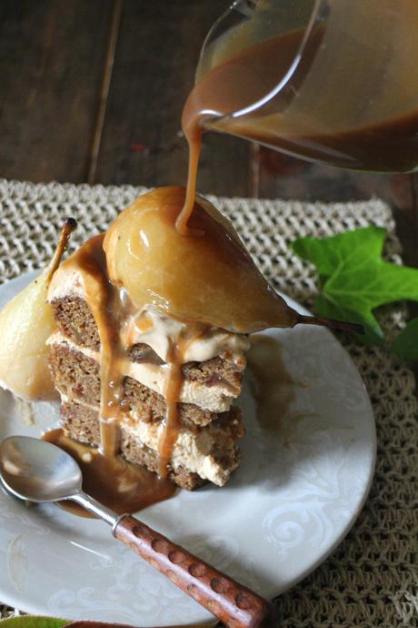 Naked cake de peras con mousse de caramelo y peras en almíbar con salsa de toffee