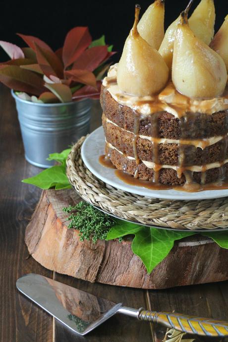 Naked cake de peras con mousse de caramelo y peras en almíbar con salsa de toffee