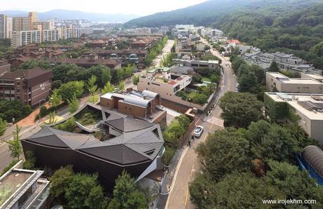 Casa moderna y tradicional integrada al entorno natural en Corea.