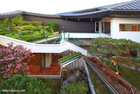 Casa moderna y tradicional integrada al entorno natural en Corea.