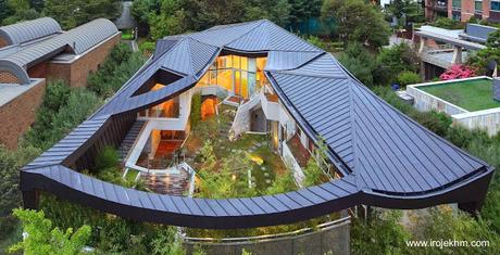 Casa moderna y tradicional integrada al entorno natural en Corea.