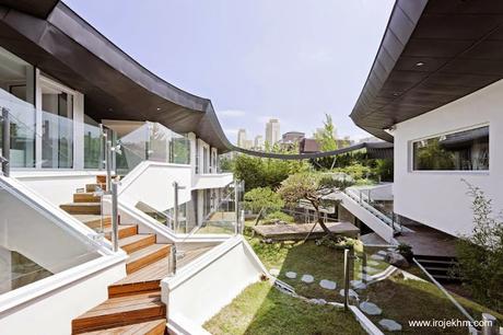 Casa moderna y tradicional integrada al entorno natural en Corea.