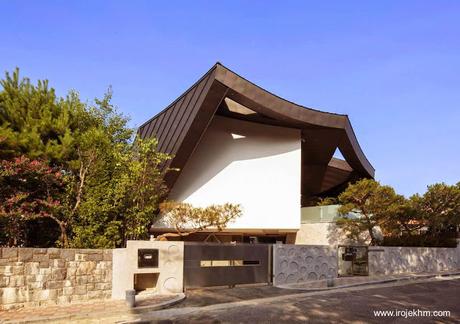 Casa moderna y tradicional integrada al entorno natural en Corea.