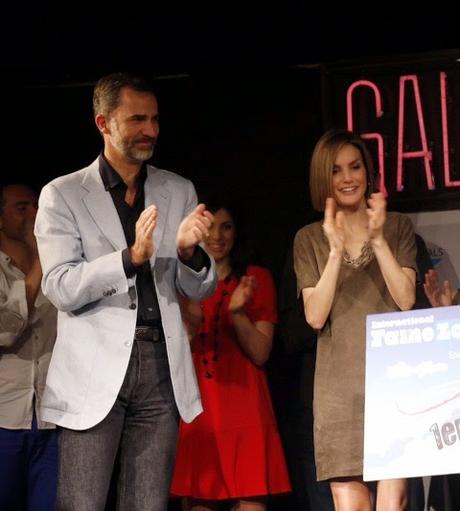 Dña. Letizia, minivestido con el Rey, pantalones de piel en Malasaña