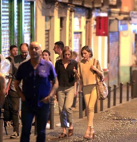 Dña. Letizia, minivestido con el Rey, pantalones de piel en Malasaña