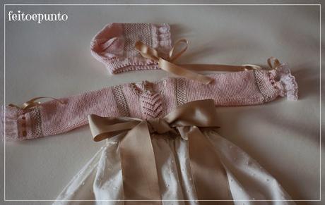 Faldón de plumeti para primavera, con manga larga Faldón de plumeti para primavera, con manga larga