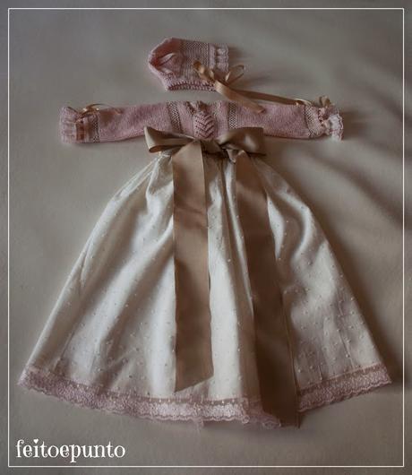 Faldón de plumeti para primavera, con manga larga Faldón de plumeti para primavera, con manga larga