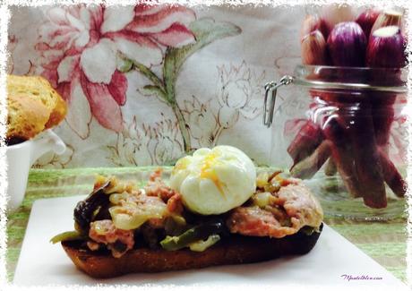 Tosta de pollo, setas y huevo con salsa de mostaza Tosta de pollo, setas y huevo con salsa de mostaza