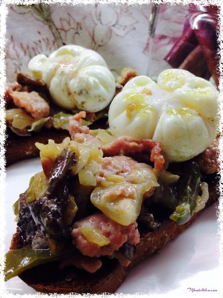 Tosta de pollo, setas y huevo con salsa de mostaza Tosta de pollo, setas y huevo con salsa de mostaza