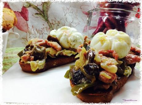 Tosta de pollo, setas y huevo con salsa de mostaza Tosta de pollo, setas y huevo con salsa de mostaza