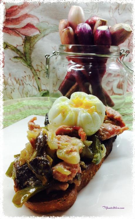 Tosta de pollo, setas y huevo con salsa de mostaza Tosta de pollo, setas y huevo con salsa de mostaza