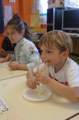 HOY COMEMOS CON PALILLOS HOY COMEMOS CON PALILLOS