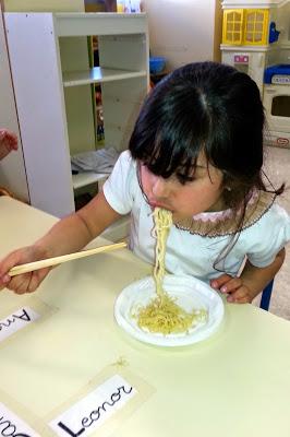 HOY COMEMOS CON PALILLOS HOY COMEMOS CON PALILLOS
