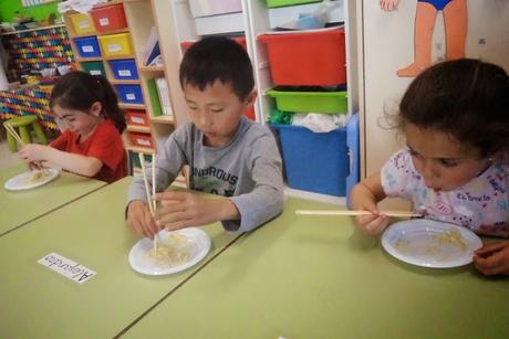 HOY COMEMOS CON PALILLOS HOY COMEMOS CON PALILLOS