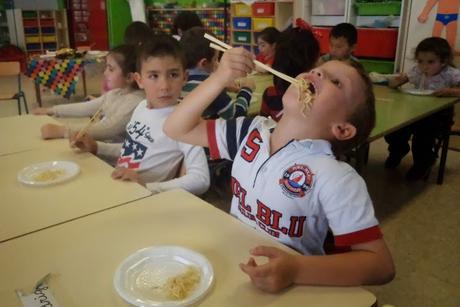 HOY COMEMOS CON PALILLOS HOY COMEMOS CON PALILLOS