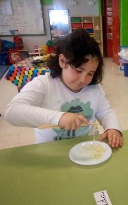 HOY COMEMOS CON PALILLOS HOY COMEMOS CON PALILLOS