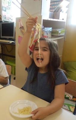 HOY COMEMOS CON PALILLOS HOY COMEMOS CON PALILLOS