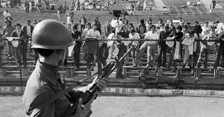 El Estadio Nacional se convierte en un gran centro de detención y tortura. El césped en buen estado para jugar.