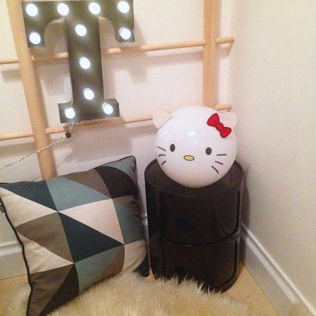 Hack de lámpara Fado de Ikea transformada en Hello Kitty