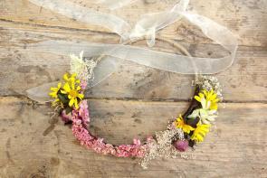 colores-de-boda-corona-flores-novia-amarillo-rosa-sweetboheme Tendencia 2015: coronas de flores. SweetBohème