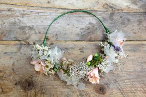 colores-de-boda-corona-flores-novia-rosa-blanco-sweetboheme Tendencia 2015: coronas de flores. SweetBohème