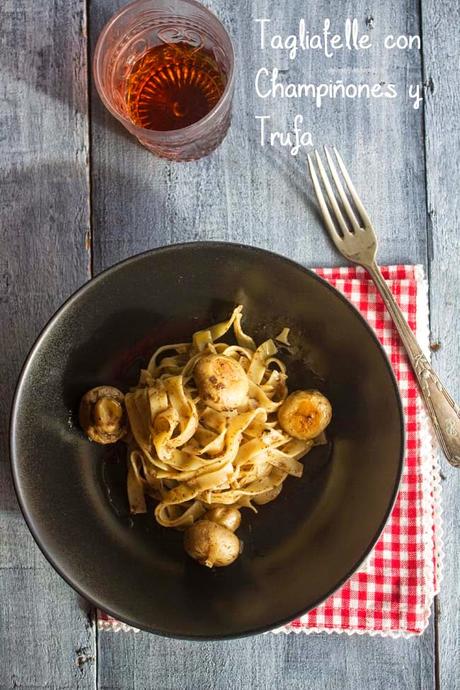Tagliatelle con champiñones y trufa Tagliatelle con champiñones y trufa