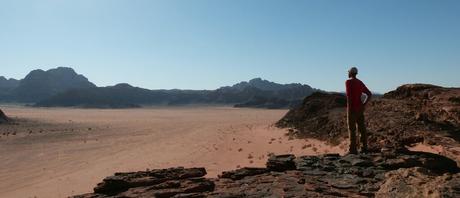 Contemplando el desierto de Wadi Rum