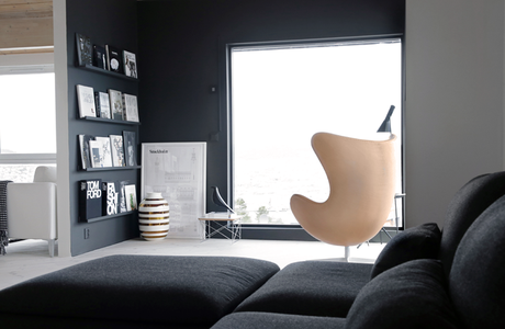 inspiracion-deco-salon-nordico-blanco-negro-madera-egg-chair-arne-jacobsen