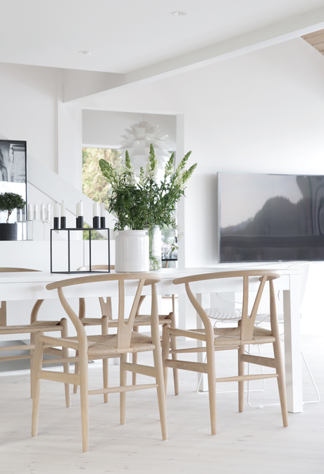 inspiracion-deco-salon-nordico-blanco-negro-madera-sillas-ch24-hans-wegner