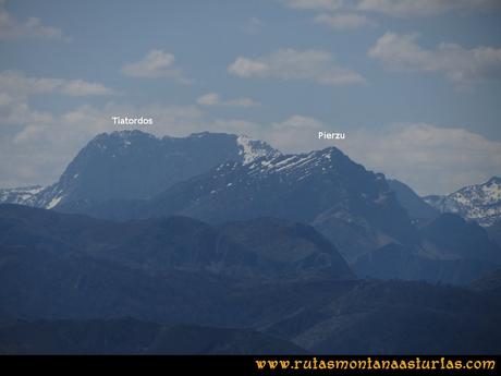 Ruta Ardisana, pico Hibeo: Vista del Pierzu y Tiatordos
