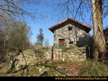 Ruta Ardisana, pico Hibeo: Cabaña cerca de Ardisana Ruta Ardisana, pico Hibeo: Cabaña cerca de Ardisana