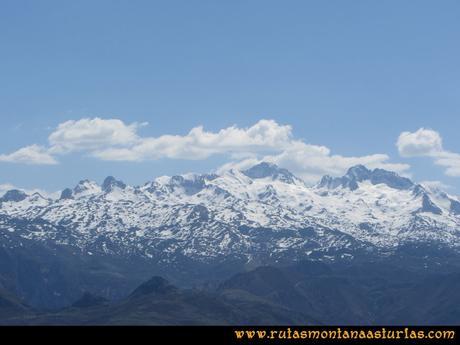 Ruta Ardisana, pico Hibeo: Vista del macizo occidental de Picos de Europa