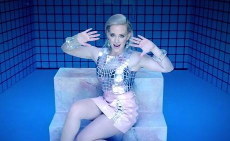 Hilary Duff le hace publicidad a Tinder en su nuevo video musical