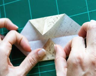 Paso 3.- Dobla la esquina contraria también de forma perpendicular y hacia el centro Paso 3.- Dobla la esquina contraria también de forma perpendicular y hacia el centro